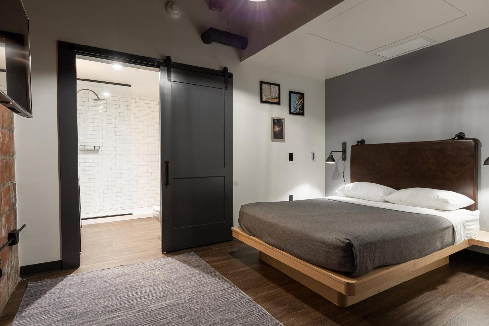 Hotel Moxy Downtown 4*